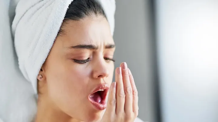 Slechte adem ondanks goed poetsen? Tandartsen wijzen op deze vaak vergeten plek in je mond