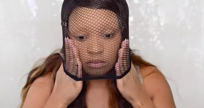 WOW: Moet je zien wat er gebeurt als deze vrouw een visnetpanty over haar hoofd trekt! Ongelofelijk mooi dit!