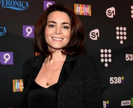 Kim-Lian van der Meij showt haar bikini body op hilarische wijze