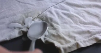 Mit diesen 5 simplen Zutaten entfernst du (gelbe) Verfärbungen aus deiner Kleidung