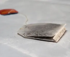 Elle met un sachet de thé dans la vaisselle sale, dès que vous savez pourquoi vous allez le faire tout de suite!