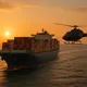 Hubschrauber jagt Containerschiff über das offene Meer – doch was die Besatzung tut, um zu verschwinden, ist unglaublich.
