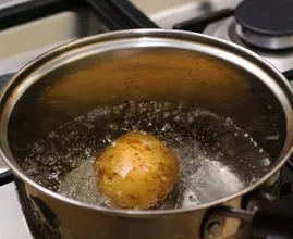 Dank diesem Trick dauert es gerade mal ein paar Minuten deine Kartoffeln gar zu kochen
