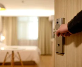 Met deze hoteltruc kun je je telefoon opladen zónder kamerkaart!