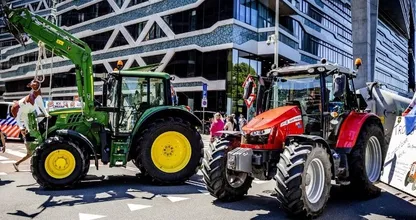 Protesterende boeren leggen distributiecentra en wegen plat