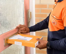 Meer gemeentes zetten postbezorgers in om eenzaamheid te signaleren
