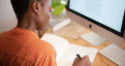 Met deze 6 tips voorkom je nek- en rugklachten door thuiswerken