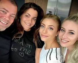 Dit is de reactie van de ouders van de 20-jarige Janine op relatie met vader O'G3NE-zusjes