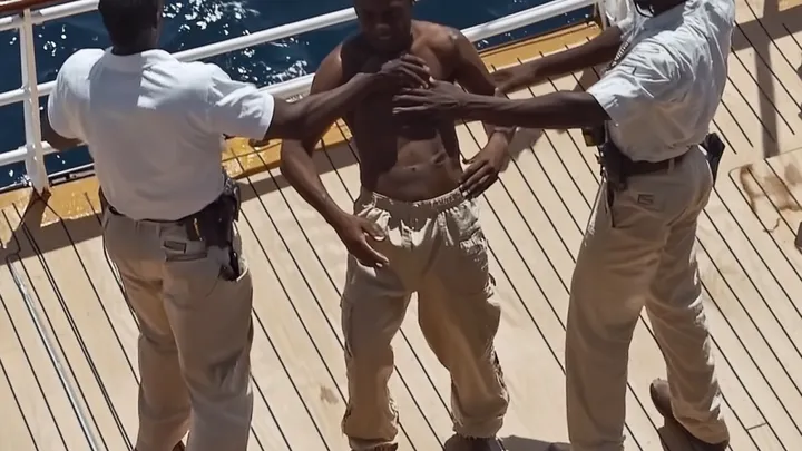 Gangue do Caribe embarca em navio de cruzeiro logo antes da partida - mas não contava com este corajoso veterano!