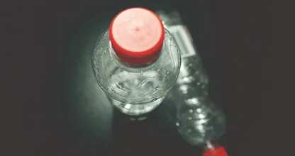 Om deze reden moet je altijd even de onderkant van je plastic flesje controleren