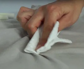 Met dit trucje reken je af met vetvlekken in je kleding