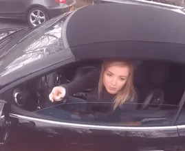 O caminhoneiro consegue uma doce vingança contra a mulher rica que o bloqueou na estrada!