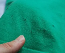 ¡Esta es la razón por la cual tus camisetas siempre tienen estos pequeños agujeros en la parte inferior!