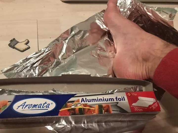 Envuelve tus pies en papel aluminio