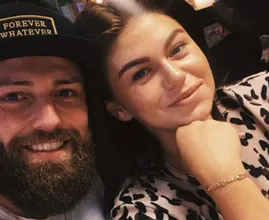 Beschuit met muisjes voor Roxeanne Hazes en Erik Zwennes! De zangeres is bevallen van hun eerste kindje!