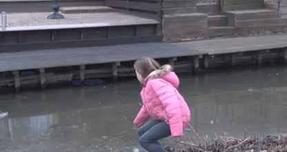 Wat een kleine heldin: Emma van elf redt een vijfjarig jongetje dat door het ijs zakt!