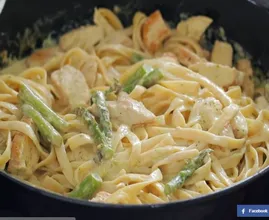 Rezept: Pasta Pesto mit saftigem Hühnchen und grünem Spargel.