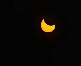 Eind van de ochtend gedeeltelijke zonsverduistering te zien