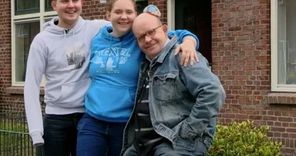 Rijk stel uit Steenrijk, Straatarm betaalt schulden arm gezin in één klap af 