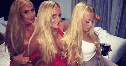 Het internet komt er absoluut niet uit: wie van deze drie vrouwen is de moeder?!