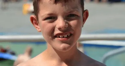 Finlay (8) vergeet te ademen door ernstige ziekte: zelfs slapen kan hem fataal worden
