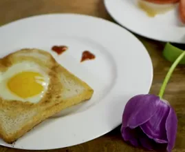 In nur 5 Minuten zauberst du mit diesen Tricks ein ganz besonderes Valentinstag Frühstück!