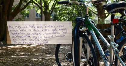 Vrouw treft dít bijzondere briefje aan bij haar fiets