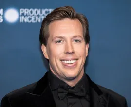 Freek Vonk deelt foto van groot litteken op bovenarm na haaienbeet