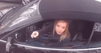 ¡El camionero se venga dulcemente de la mujer rica que le bloqueó el camino!