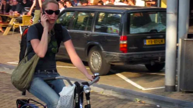 Appen auf dem Fahrrad wird verboten; Handys spielen bei 20% der Verkehrsunglücke eine Rolle