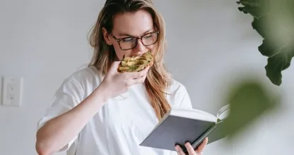 Onderzoek wijst uit: mensen die vaak knoeien zijn intelligenter