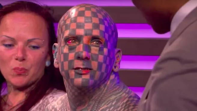 Wow! Deze man is voor 98% getatoeëerd en één plek verwacht je nooit!