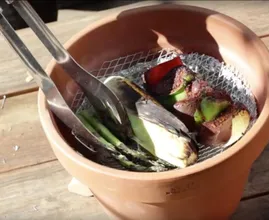 Wie du aus einem Blumentopf einen Grill für unterwegs baust!