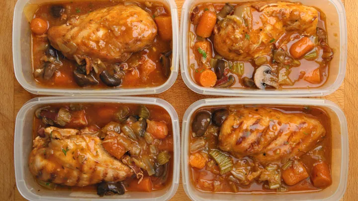 Zo haal je die oranje aanslag uit je plastic vershoudbakjes