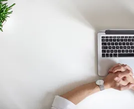 Aan het werk achter de computer? Zo voorkom je koude handen