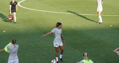 19-jarige Ellen mag als eerste vrouw in het mannenelftal spelen
