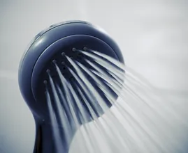 8 schlechte Angewohnheiten die wir alle unter der Dusche machen