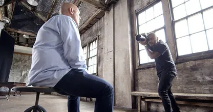 Zes fotografen maken één portretfoto van dezelfde man. Het resultaat is waanzinnig!