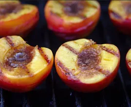 Hast du schonmal Obst gegrillt? Diese Früchte musst du mal auf den Grill legen!