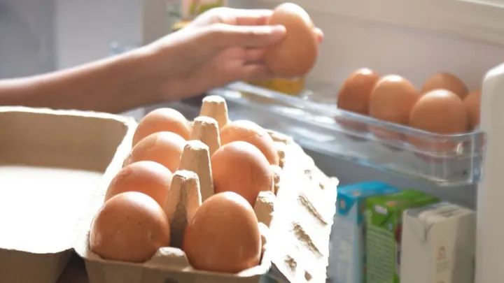 Huh? Blijkbaar kun je eieren beter niet in de koelkastdeur bewaren