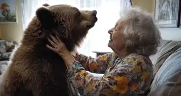 Questa anziana signora vive insieme a un orso bruno