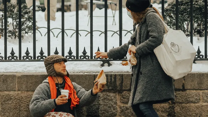 Esta camarera se sorprende cuando descubre quién es en realidad la persona sin hogar a la que está alimentando