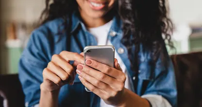 Feit of fabel: kan het licht van je telefoon voor huidveroudering zorgen?