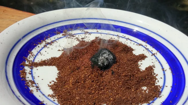 Il a fait brûler du café dans son jardin. Voici ce qu’il s’est passé ! Ceci peut être pratique pour ce soir ! 