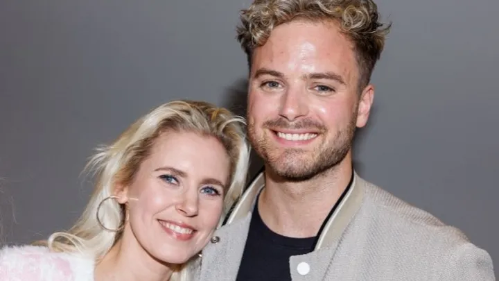Jim Bakkum zet jarige Bettina Holwerda in het zonnetje