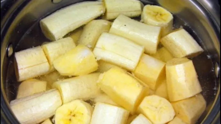 Koche und trinke abends Bananenwasser und du wirst staunen, wie gut du danach schläfst!
