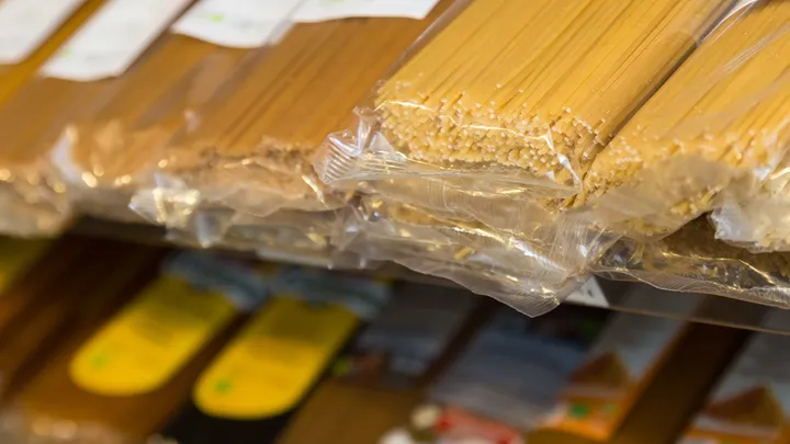 Aha: zó hoor je dus een spaghettiverpakking open te maken