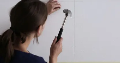 Mit diesem Trick hängst du Bilder nie wieder schief an die Wand!