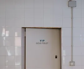 Je boodschap doen achter glas? Tokio heeft doorzichtige openbare wc's