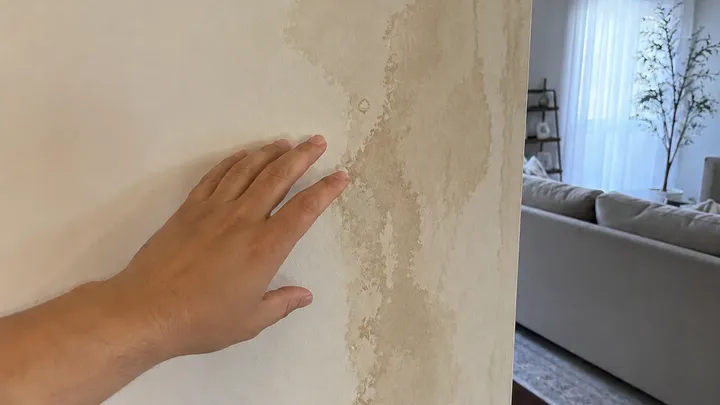 Die Menschen kleben Aluminiumfolie an ihre Wände - und das Ergebnis kann Ihnen eine Menge Arbeit und Geld sparen